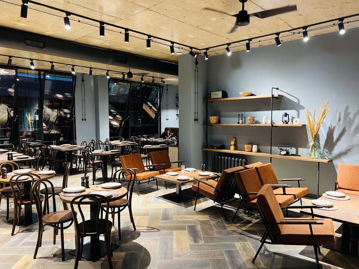 Level Up Hotel & Restaurant 코불레티 외부 사진