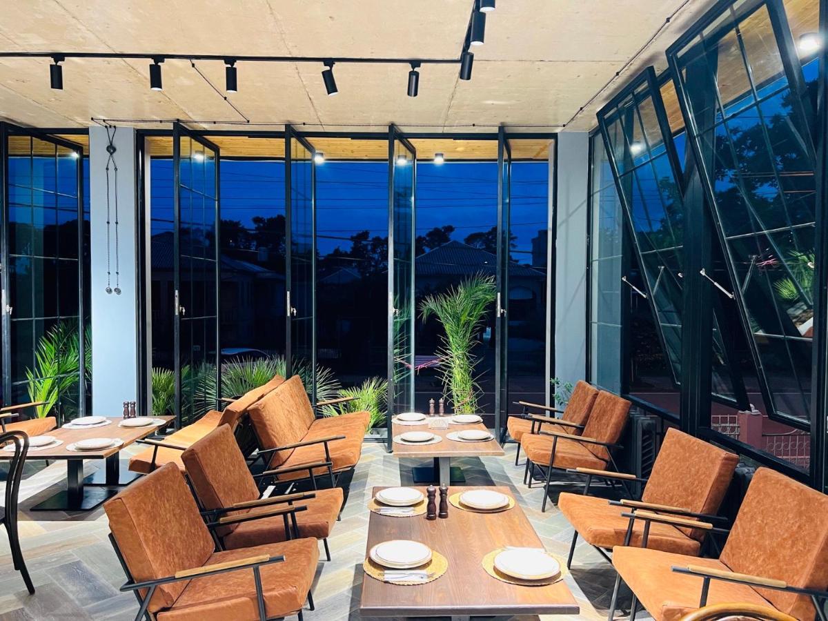 Level Up Hotel & Restaurant 코불레티 외부 사진
